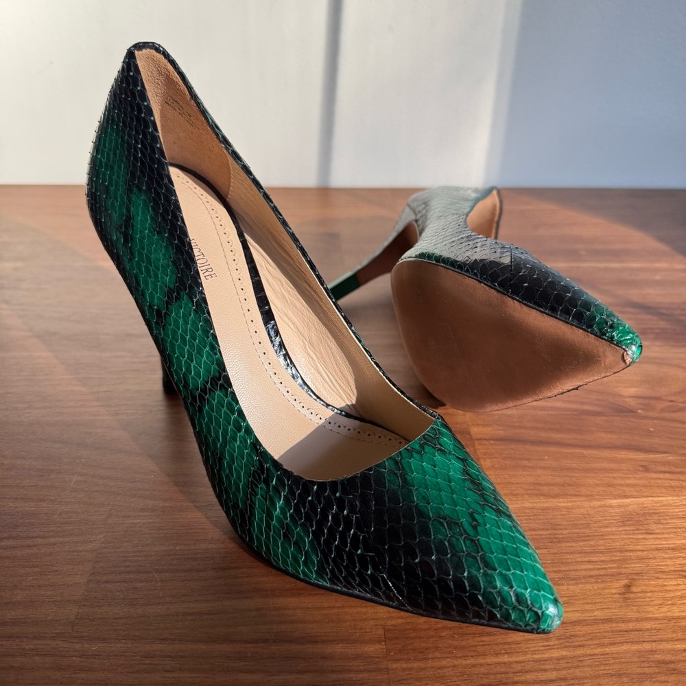 Pour La Victoire Green & Black Genuine Snakeskin Pumps, size 7